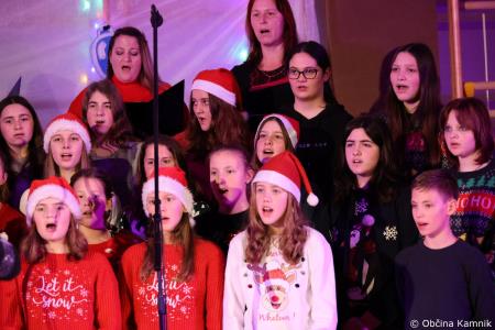 Miklavžev koncert na Osnovni šoli Toma Brejca napolnil telovadnico do zadnjega kotička (62)